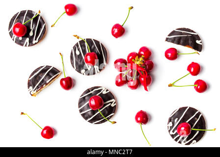 Biscuits et fruits cerise flatlay isolated on white Banque D'Images