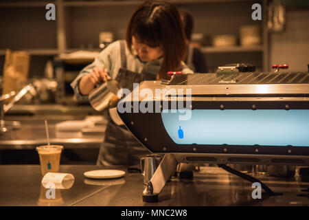 Minamiaoyama, JAPON - 23 Avril 2018 : Blue Bottle Coffee shop À TOKYO, JAPON. Banque D'Images