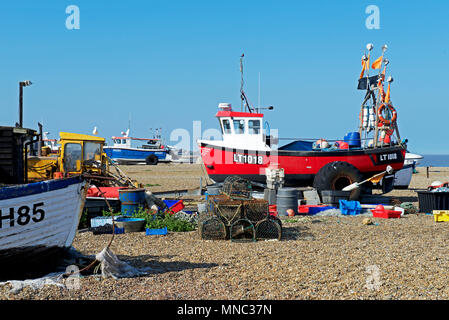 Bateaux de pêche sur la plage à Aldeburgh, Suffolk, Angleterre Royaume-uni Banque D'Images