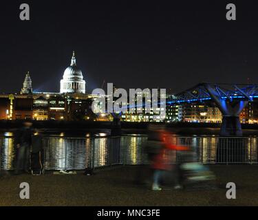 La Cathédrale St Paul à partir de la rive sud de la Tamise en face de la Tate Modern Museum, Londres, Royaume-Uni. Banque D'Images