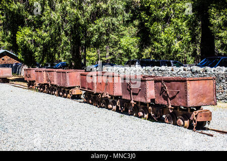 Huit chariots de minerai des mines Vintage En Ligne Banque D'Images