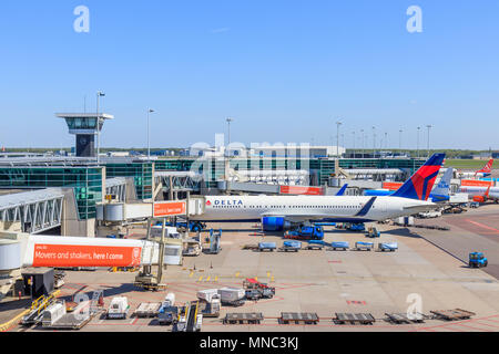 Amsterdam, Pays-Bas - 04 mai 2018 : les avions en stationnement à l'aéroport de Schiphol Banque D'Images