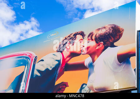 CANNES, FRANCE - 14 MAI : billboard officiel du festival du film de Cannes 2018 edition est affichée sur le palais du cinéma façade, montrant un fameux baiser entre Banque D'Images