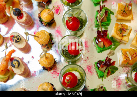 Mélange de différentes collations et des apéritifs. Des tapas espagnoles sur une table. Bar à Tapas. Traiteur, sandwichs, saucisses, olives, anchois, fromage, jambon, marinée pe Banque D'Images