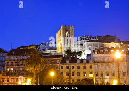 La Se Catedral (Motherchurch) et le centre historique au crépuscule. Lisbonne, Portugal Banque D'Images