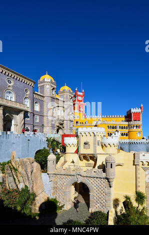 Palacio da Pena, construit au 19ème siècle, dans la forêt au-dessus de Sintra. Site du patrimoine mondial de l'UNESCO. Sintra, Portugal Banque D'Images