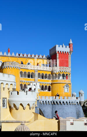 Palacio da Pena, construit au 19ème siècle, dans la forêt au-dessus de Sintra. Site du patrimoine mondial de l'UNESCO. Sintra, Portugal Banque D'Images