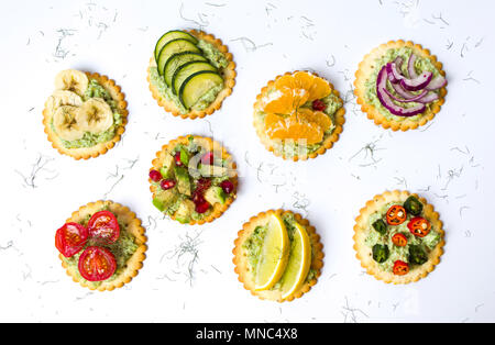 Sandwichs sains avec des fruits et légumes pour une alimentation snack Banque D'Images