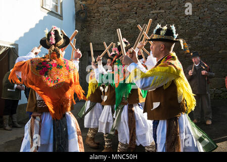 Un groupe folklorique (Pauliteiros de Miranda) qui pratique un ancien guerrier danse ibérique. Festivités d'hiver traditionnel à Constantim. Tras-os-Montes, Po Banque D'Images