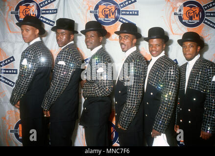 UNIVERSAL CITY, CA - 6 SEPTEMBRE : (L-R) Chanteurs/musiciens Ronnie DeVoe, Bobby Brown, Johnny Gill, Ralph Tresvant, RIcky Bell et Michael Bivins de nouvelle édition assister à la septième Conférence annuelle des MTV Video Music Awards le 6 septembre 1990 à l'Universal Amphitheatre à Universal City, en Californie. Photo de Barry King/Alamy Stock Photo Banque D'Images