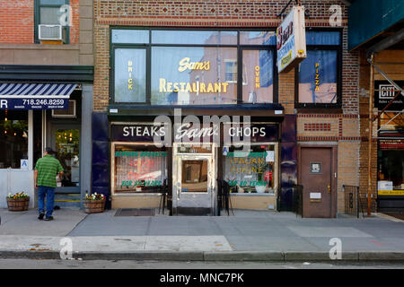 Sam's, 238 court St, Brooklyn, New York. Photo d'un restaurant italien sur une colline de galets en façade de New York. Banque D'Images