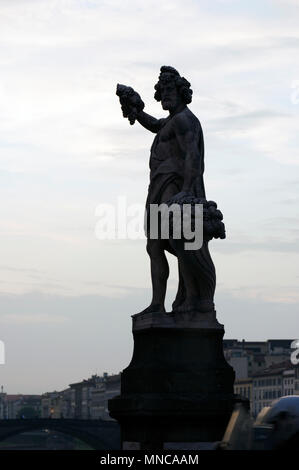 Statue de l'automne par Giovanni Caccini à côté de Ponte di Santa Trinita, Santa Trinita, Pont à Florence Italie Banque D'Images
