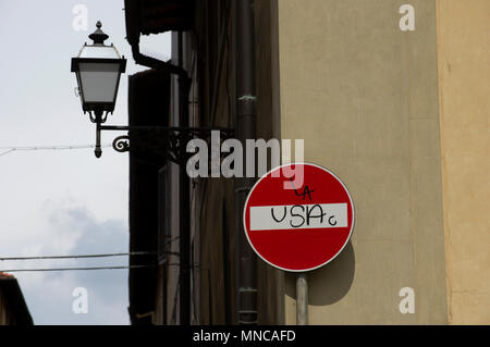 Graffiti peint à la bombe sur une plaque de rue en espagnol ou italien indiquant l'arrêt USA ou bloquer les USA ou dead end pas d'entrée aux USA Banque D'Images