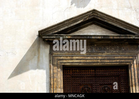 Coin ensoleillée d'un encadrement de porte en bois médiévale et du capital à Florence Italie avec coin aigu ombre Banque D'Images