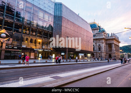 Prague, République tchèque - 19 août 2017 : la rue Narodni et Nova Scena building au coucher du soleil Banque D'Images