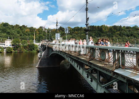 Prague, République tchèque - 20 août 2017 : Personnes traversant pont de Prague au coucher du soleil. Banque D'Images