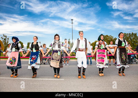 NOVI SAD, SERBIE-Oct 4, 2015 : record mondial Guinness Plus Folk Dance on Oct 4. 2015 à Novi Sad, Serbie. Plus de 12.000 participants de briser le record Guinness Banque D'Images