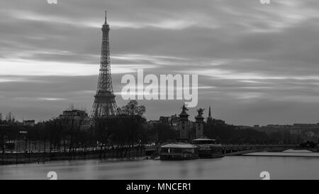 Au cours de la tour Eiffel Seine Inondations Banque D'Images