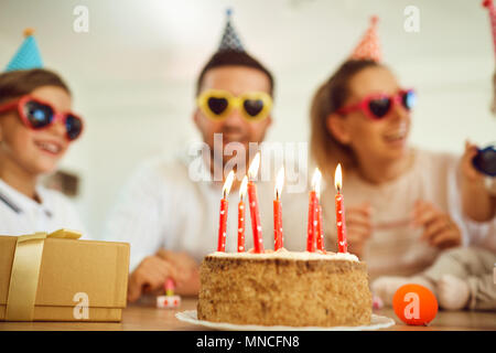 Gâteau d'anniversaire avec des bougies d'anniversaire. Banque D'Images