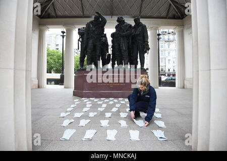 Harrison-Davies Brooke de la Royal Air Force Benevolent Fund présente 53 paires de gants de vol au Monument commémoratif du Bomber Command in London's Green Park pour représenter les hommes qui sont morts dans le raid Dambusters en 1943, partie d'une série d'événements spéciaux marquant 75 ans depuis qu'un groupe d'aviateurs courageux ont pris part à l'un des raids les plus audacieux de la Seconde Guerre mondiale. Banque D'Images