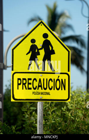 Panneau de passage à niveau de l'école à Puerto Ayora, l'île de Santa Cruz, îles Galapagos, en Équateur. Banque D'Images