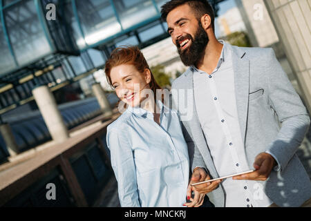 Photo de jeunes partenaires d'affaires attrayant debout Banque D'Images