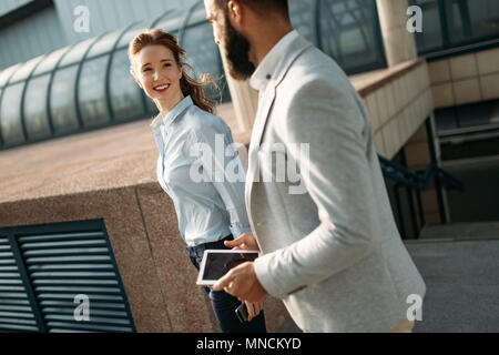 Partenaires d'affaires collègue couple talking in an urban city Banque D'Images