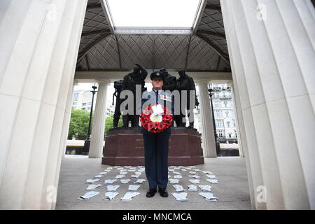 Le Flight Lieutenant Peintre Nigel est titulaire d'une couronne de fleurs comme il se tient parmi les 53 paires de gants de vol au Monument commémoratif du Bomber Command dans le Green Park Londonnien qui représentent les hommes qui sont morts dans le raid Dambusters en 1943, partie d'une série d'événements spéciaux marquant 75 ans depuis qu'un groupe d'aviateurs courageux ont pris part à l'un des raids les plus audacieux de la Seconde Guerre mondiale. Banque D'Images