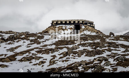 Un bunker de l'armée de terre camaflouged parfaitement sur la neige et rocheux de l'Himalaya oriental Banque D'Images