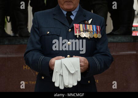 Le Flight Lieutenant Peintre Nigel est titulaire d'une des 53 paires de gants de vol qui ont été jetées lors de la Monument commémoratif du Bomber Command in London's Green Park pour représenter les hommes qui sont morts dans le raid Dambusters en 1943, partie d'une série d'événements spéciaux marquant 75 ans depuis qu'un groupe d'aviateurs courageux ont pris part à l'un des raids les plus audacieux de la Seconde Guerre mondiale. Banque D'Images