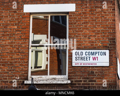 Les plaques de rue de Soho Série - Old Compton Street - London's Soho Street Signs Banque D'Images