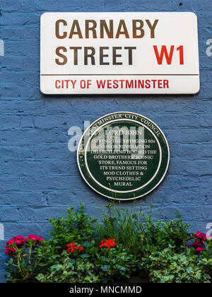 Carnaby Street Sign et London plaque au magasin de mode légendaire de Lord John situé dans les années 1960. Banque D'Images