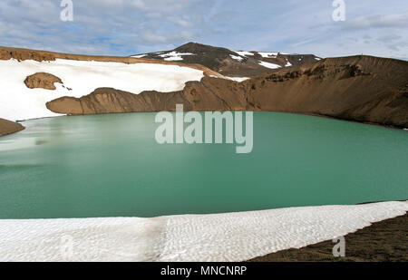 Des champs de neige, lac volcanique turquoise, lac de cratère, Stora Viti, Krafla, Nord de l'Islande, Islande Banque D'Images