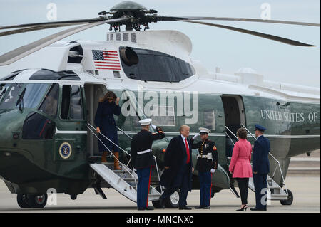 Président des États-Unis Donald J. Trump et la Première Dame Melania Trump débarquer Marine Corps une fois avant de monter dans l'Air Force 1 près de la 89e Escadre de transport aérien passagers au Joint Base Andrews, dans le Maryland, le 19 mars 2018. Le président s'est rendu de JBA à Manchester, N.H. pour donner un discours sur les pays de l'épidémie aux opiacés. La crise a tué plus de 42 000 Américains en 2106. (U.S. Air Force Banque D'Images