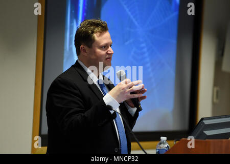 ARLINGTON (Mar. 20, 2018) Le Dr Markus Buehler, McAfee Professeur de génie et Chef du Département de Génie Civil et Environnemental, Massachusetts Institute of Technology, présente un exposé intitulé 'Multiscale Smart Materials by Design - Simulation de liaison, d'expérimentation et de synthèse sur plusieurs échelles,' au cours d'une série de conférences de marque tenue à l'Office of Naval Research. (U.S. Navy Banque D'Images