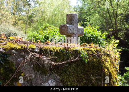 Croix chrétienne sur un vieux mur de pierre en Normandie, France Banque D'Images