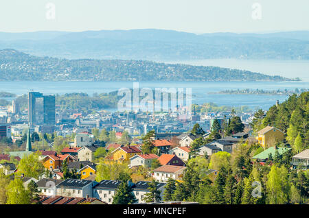 Arvollasen- ancienne carrière non utilisés, aujourd'hui populaire destination trekking à Oslo, Norvège. Oslo panorama vu de l'Øvre Utsikt Årvollåsen point de vue. Banque D'Images