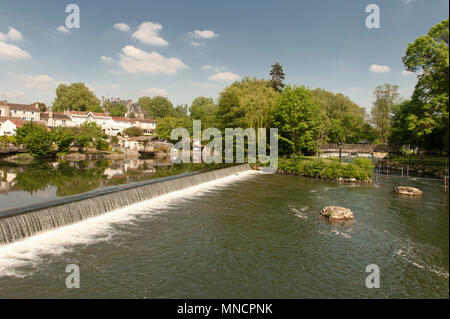 Le fleuve Charente Weir à Jarnac Banque D'Images