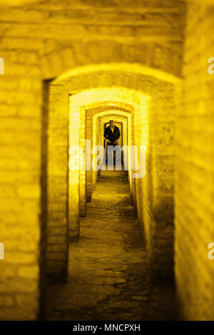 Isfahan, Iran - 15 octobre 2017 : Un visiteur est de marcher sous une rangée de l'arches de la pont Allahverdi Khan également connu sous le nom de Si-O-Se-pol. Banque D'Images