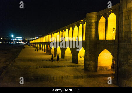 Isfahan, Iran - 15 octobre 2017 : Le Pont Allahverdi Khan également connu sous le nom de Si-O-Se-pol la nuit. Banque D'Images