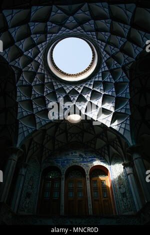 Kashan, Iran - 11 octobre 2017 : beau plafond de l'historique Maison Borujerdi. Banque D'Images