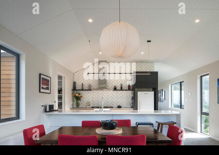 Vue sur la cuisine et la salle à manger. KoroKoro House, Wellington, Nouvelle-Zélande. Architecte : Solari architectes, 2018. Banque D'Images