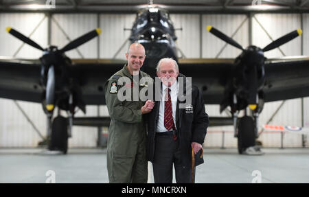 Commandant du 617e escadron, commandant de l'Escadre John Butcher (à gauche) avec Johnny Johnson, le dernier survivant de l'original de l'Escadron 617 Dambusters, à RAF Coningsby, Lincolnshire. Banque D'Images