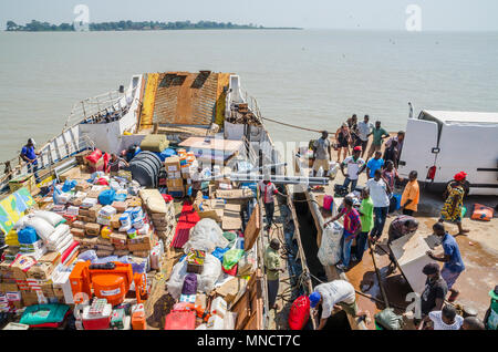 Vieux ferry d'être chargés dans le port de Bissau, voyage à Bubaque, îles Bijagos Banque D'Images