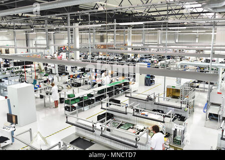 Usine industrielle pour l'assemblage de la microélectronique - intérieur et les travailleurs Banque D'Images