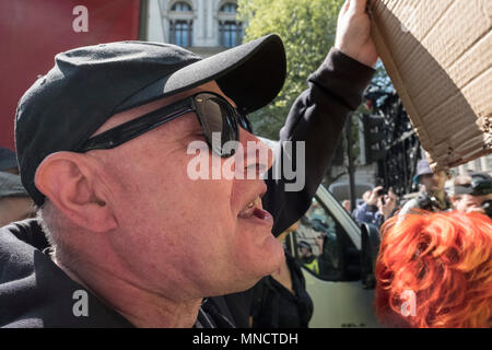 Des militants d'extrême gauche essaient de chahuter le président au cours de l'exercice de la liberté de parole événement dans Whitehall, Londres. Le ÒDay FreedomÓ pour rally a été organisée par Tommy Robinson et les membres de son équipe. L'événement a été organisé par l'équipe de M. RobinsonÕs en réponse à un point culminant d'événements qu'ils considèrent comme ayant une incidence sur leur liberté de parole. Au Royaume-Uni il y a un débat de plus en plus sur ce qu'est la liberté de parole et qu'est-ce que le discours de haine, et si les deux peuvent coexister. Banque D'Images