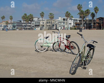 Vintage beach cruiser cycles à belle plage de Venice à Los Angeles, Californie Banque D'Images