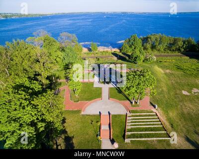 Croix sur une colline sur le lac Niegocin le martyre de saint Bruno de Querfurt à Gizycko, Pologne (ex-Loetzen, la Prusse orientale). Dans les t Banque D'Images