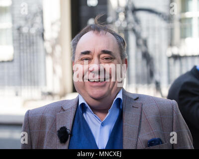 L'ancien premier ministre de l'Ecosse, Alex Salmond à Downing Street pour présenter son programme de télévision "l'Alex Salmond Show'. Banque D'Images