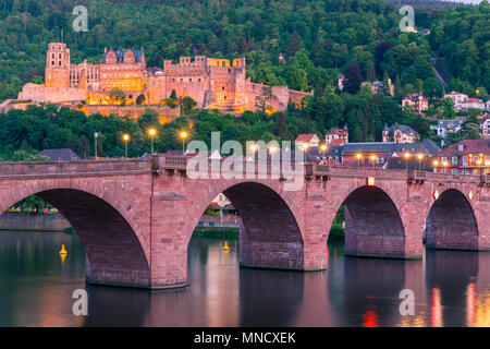 Heidelberg château sur la colline et le Vieux Pont sur la rivière Neckar à Heidelberg, Baden-WÃ¼rttemberg, Allemagne Banque D'Images